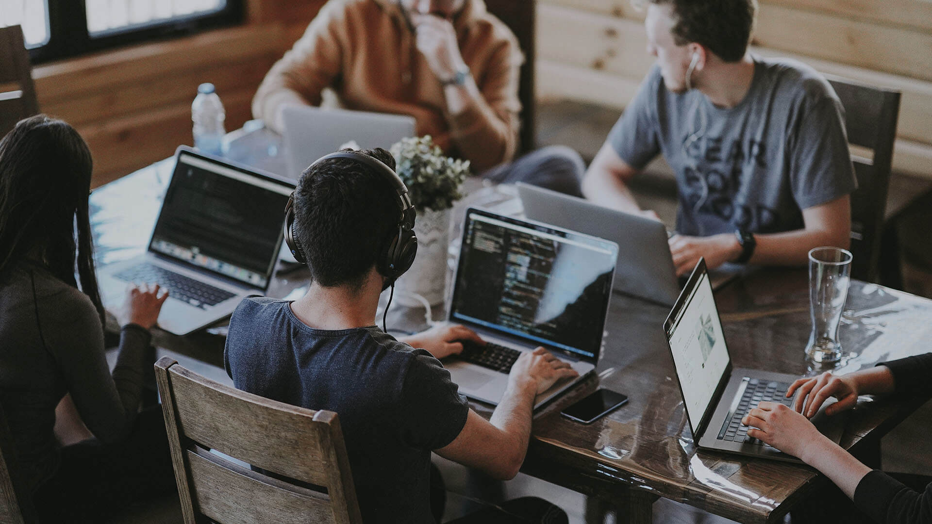 Teamkollegen arbeiten gemeinsam im Büro